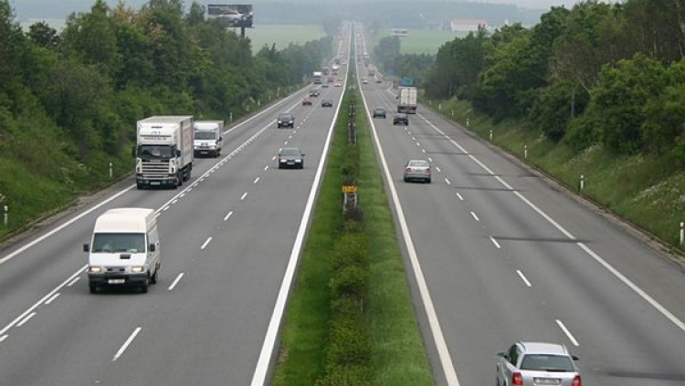 Řidiči pozor! Možná porušujete zákon a ani o tom nevíte. Pokuta za jízdu v levém pruhu je tady