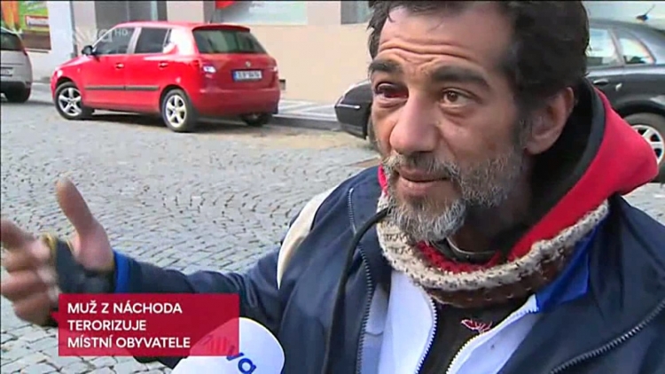 Agresivní romský občan terorizuje Náchod a stát si s ním neví rady. Podívejte se na reportáž