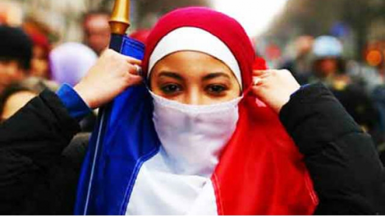 Francouzští vládní politici prý plánují oficiálně předat část Francie nadvládě muslimů. Čech žijící v Paříži podává děsivé svědectví