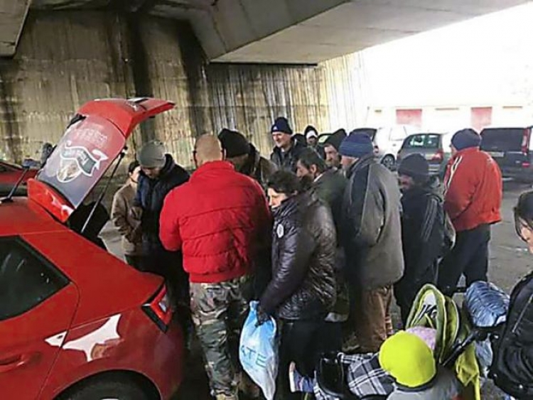 Tohle nemá obdoby. Muž každý den nosil jídlo bezdomovcům a takto zareagovali úřady