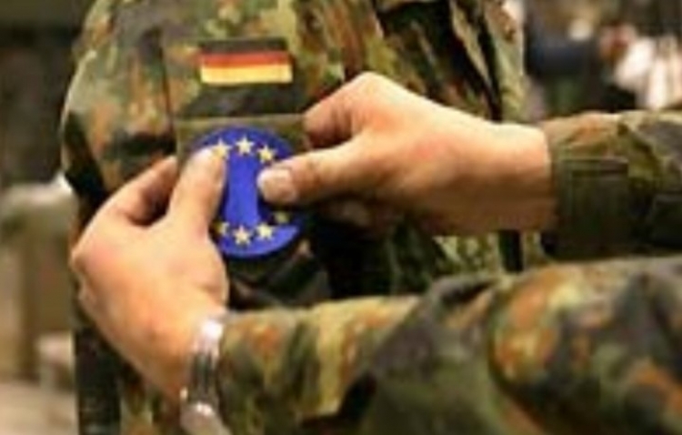 Irský europoslanec zadržen policií, když se pokoušel dostat na tajnou schůzku „armády EU“