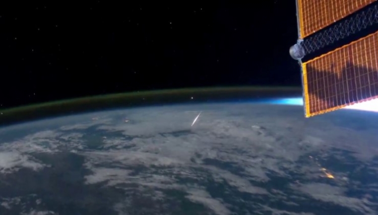 Kolem Země proletěla podivná obrovská ohnivá koule. Podívejte se na záznam z ISS