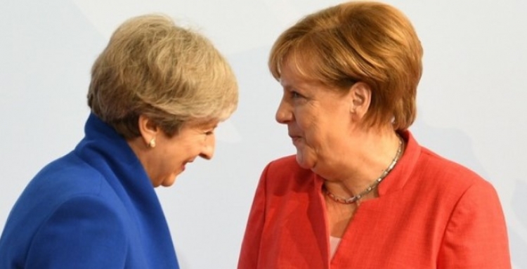 Merkelová veřejně se vysmála Thereze Mayové kvůli Brexitu. Reakce se dostala před novináře...