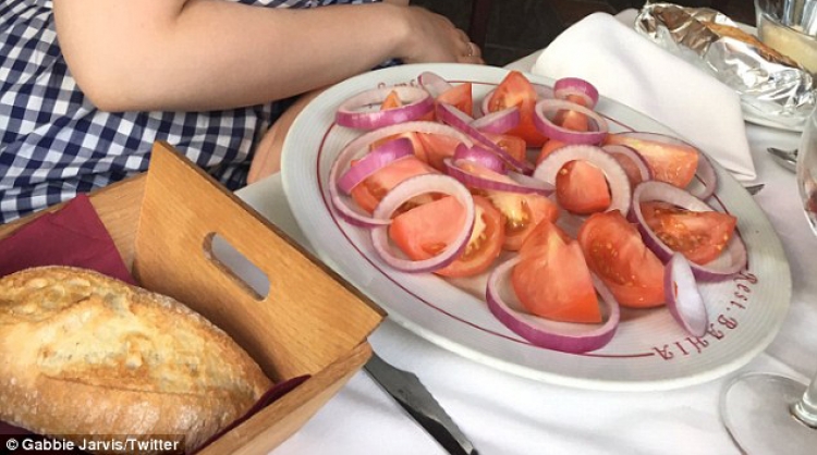Žena si objednala veganské jídlo za 230 Kč, dostala talíř s nakrájenými rajčaty a cibulí