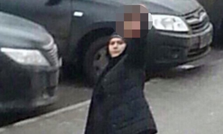 Žena v černém volala Allahu Akbar a držela v ruce něco, co silně otřáslo veřejností
