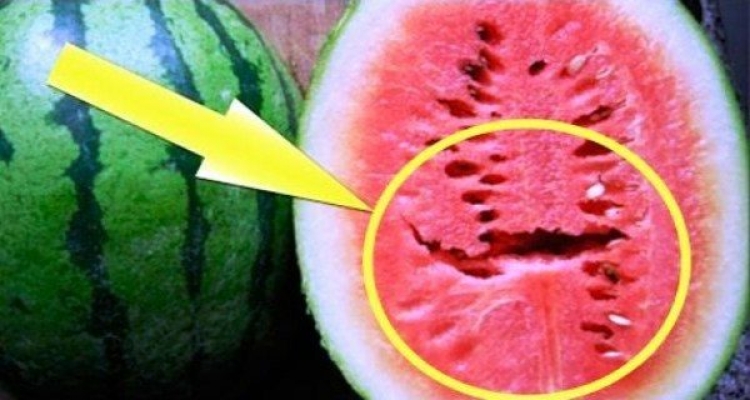 Máte rádi červený meloun? Pokud v něm uvidíte takovouto trhlinu, ihned jej vyhoďte. Důvod vás překvapí