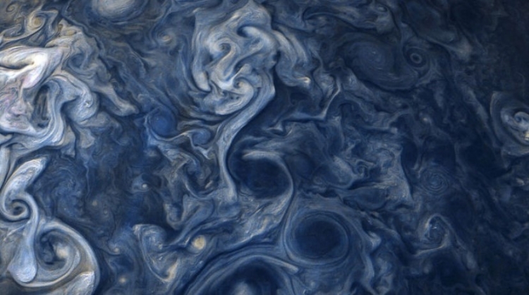 NASA ukázala zvláštní mrak na Jupiteru