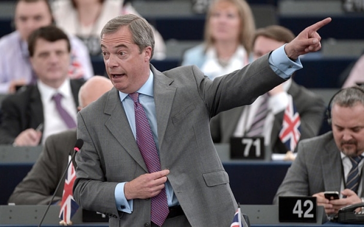 Nigel Farage pozval před rozčílenými europoslanci Trumpa do Bruselu a strhl se poprask. Evropská unie nestojí na demokratických základech!