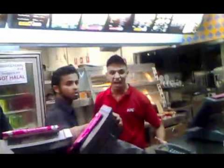 Muslimský zaměstnanec KFC dostal záchvat poté, co se zákazník zeptal na slaninu