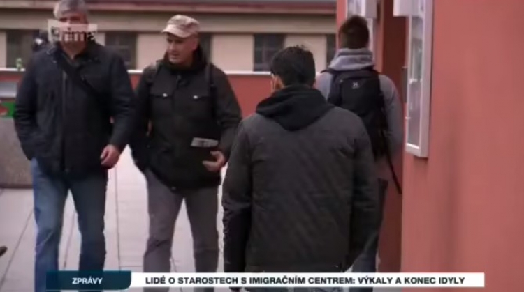 Ministerstvo vnitra ČR zřídilo lidem před okny obrovské imigrační centrum, kam denně míří stovky cizinců. Bordel, výkaly. Podívejte se na reportáž