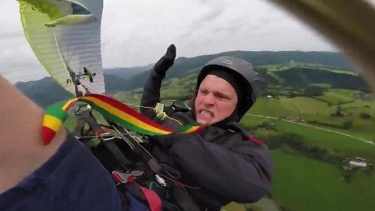Paraglidista zažil chvíle hrůzy, tvrdě dopadl na zem
