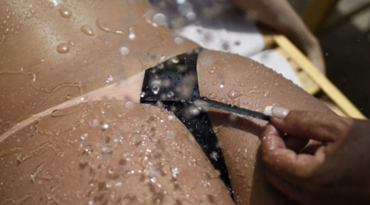 Brazilské dívky se připravují na horké léto tím, že místo bikin nosí lepicí pásku