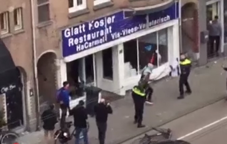Muž v Amsterdamu rozbíjí židovskou restauraci, policisté zpočátku nevědí, co mají dělat