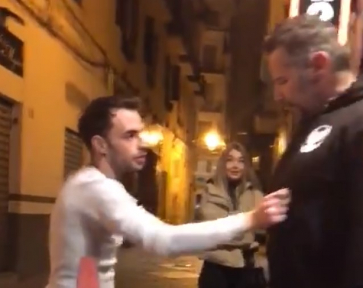 Muž sahal španělskému policistovi na bradavku. Co následovalo, rozhodně nečekal...