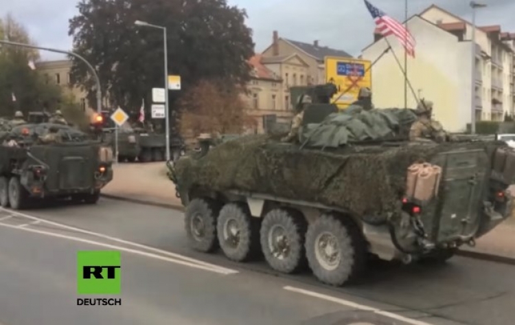 Něco se děje. Po celém Německu je zaznamenán pohyb americké vojenské techniky směrem na východ...