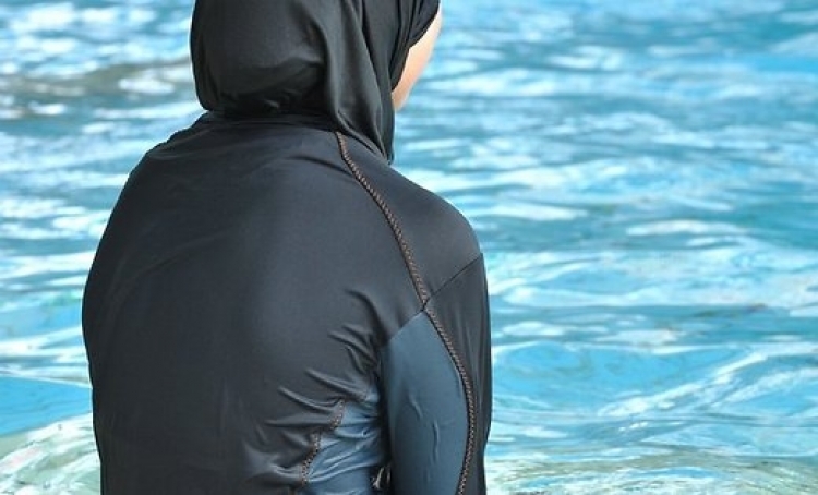 Muslimská žena dostala pokutu téměř 13 tisíc Kč za to, že „znečistila“ bazén svými burkinami
