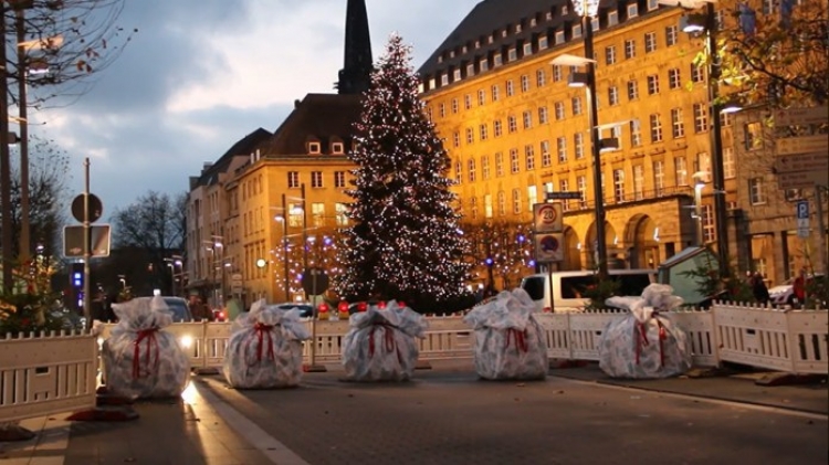 Merkelová věnovala Německu k Vánocům protiteroristické bariéry zabalené do vánočního papíru