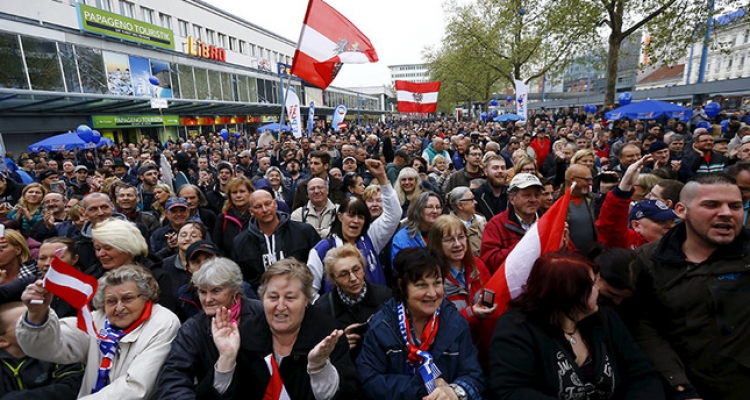 Odevzdat mobily a peníze. Nová rakouská vláda bude vůči imigrantům tvrdá.