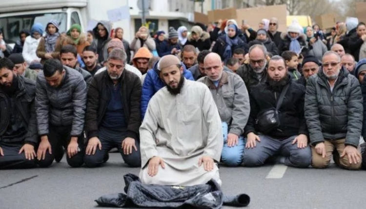 Pouliční muslimské modlitby ve Francii ano, promítání filmu o Ježíšovi studentům ne