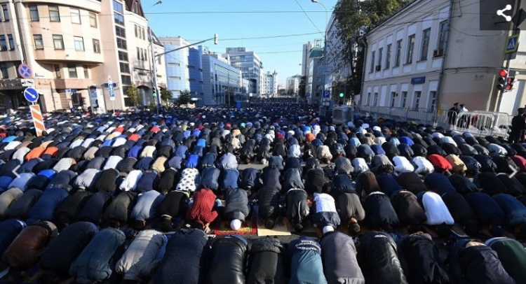 Až čtvrt miliónu muslimů obsadilo Moskvu