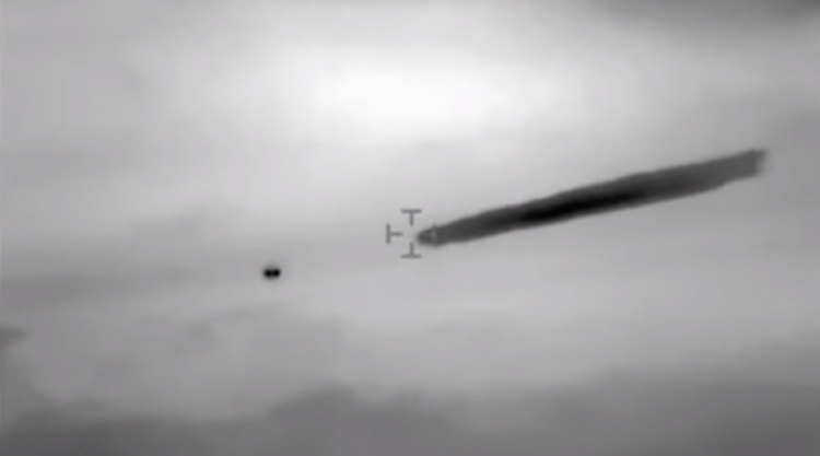 Chilské námořnictvo odtajnilo dosud neznámé záběry UFO, teré vypouštělo do atmosféry neznámou látku