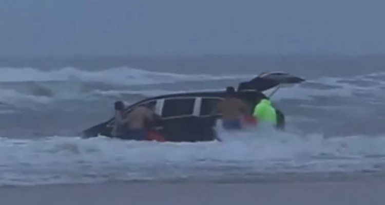 Když spatřil auto s dětmi, které mizelo ve vlnách, neváhal a okamžitě jim běžel na pomoc