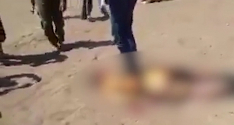 Šokující záběry z místa sestřeleného ruského vrtulníku v Sýrii. Takto se chová umírněná opozice k vojákům (18+)