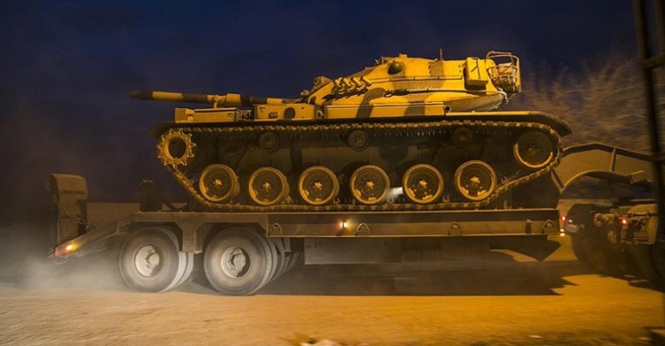Turecko přesunulo vojenskou techniku na hranici se Sýrií