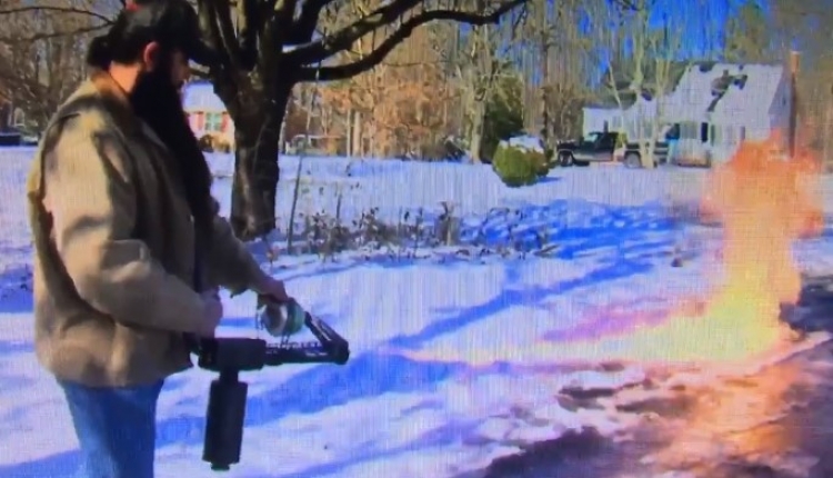 Úklid sněhu po americku. Obyvatel státu Virginie překvapil uživatele po celém světě