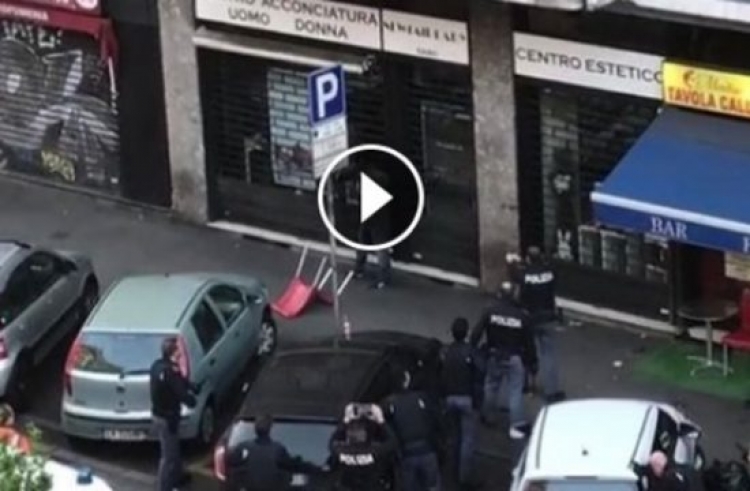 Panika v Miláně. Ozbrojený Afričan ohrožoval kolemjdoucí. Policie musela střílet