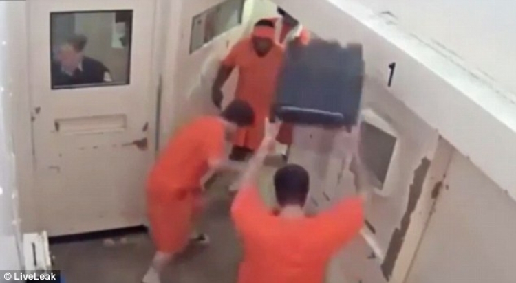 Vězeň vyhrožoval, aby přešli k islámu. Dostal nakládačku, že musel volal o pomoc