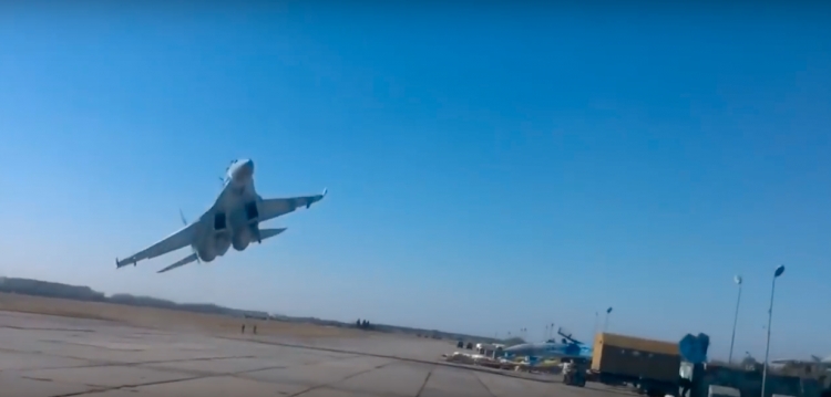 Ukrajinský pilot nebezpečným manévrem těsně minul diváky nad jejich hlavami